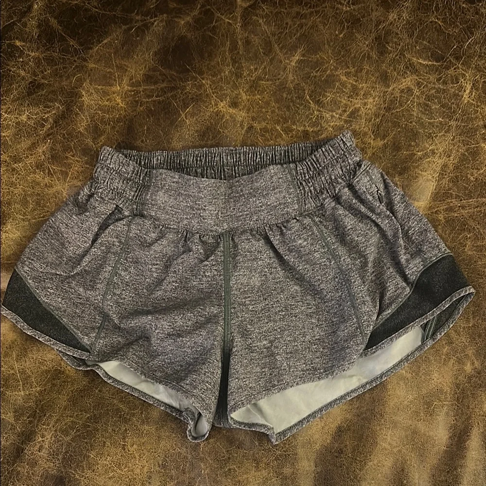 Lululemon hotty hot 2.5 grey shorts size 4 - Picture 1 of 2
